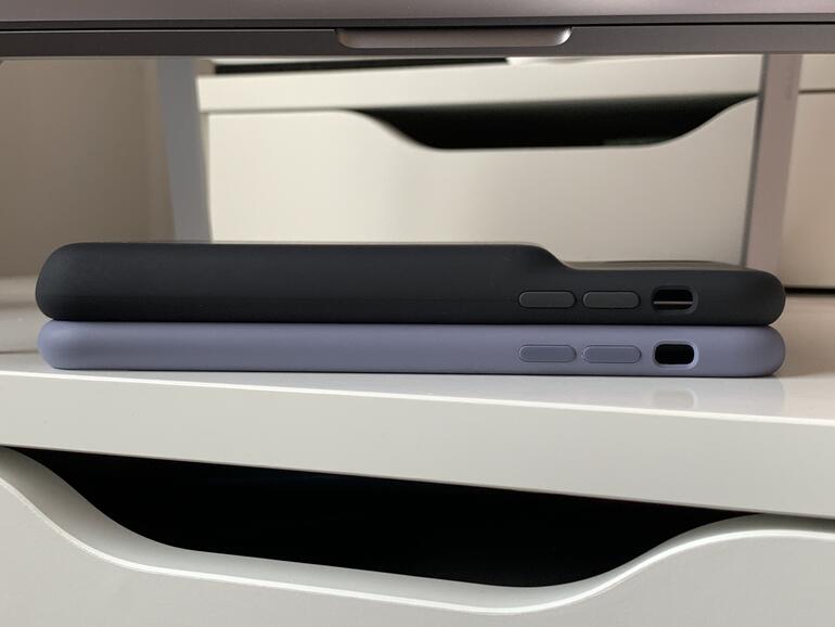 Oben das Smart Battery Case für das iPhone XS Max, unten das reguläre Silikon Case von Apple.