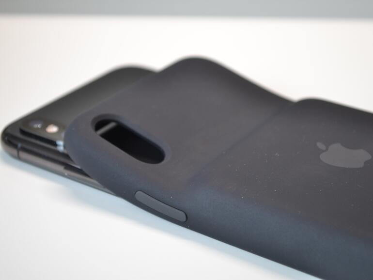 Das Case lässt sich leicht anbringen, das obere Viertel muss schlicht nach hinten gedrückt werden, um das iPhone einschieben zu können.