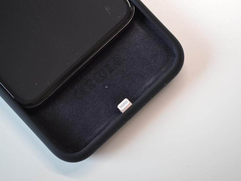 Im Gegensatz zum Smart Battery Case für das iPhone 6, das iPhone 6s und das iPhone 7, ist das untere Ende nur kaum merklich in die Länge gezogen.