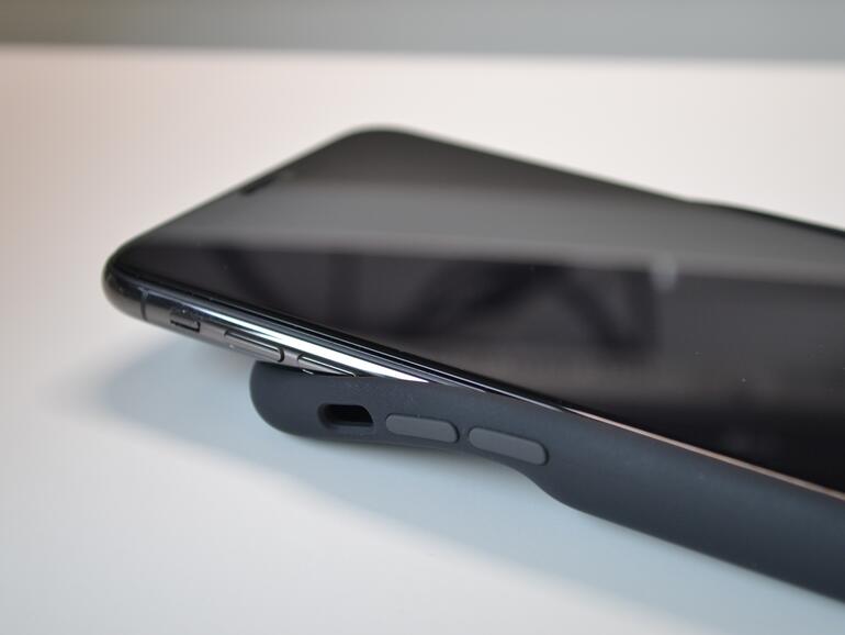 Das Smart Battery Case schützt das iPhone auch vor Kratzern.