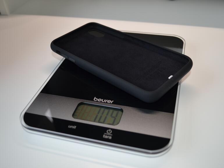 Kampfgewicht des Smart Battery Case für das iPhone XS Max: Circa 109 Gramm – das zusätzliche Gewicht merkt man ebenso wie auch den Buckel, in dem der Akku steckt.