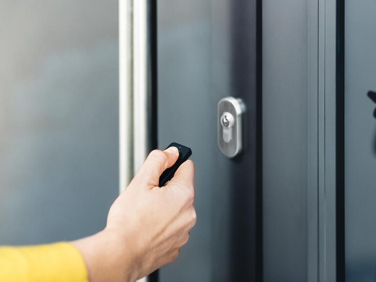 Knopfdruck statt Schlüsseldrehen: Die Fernbedienung Nuki Fob ist vor allem für Ältere und Menschen mit Handicap praktisch.