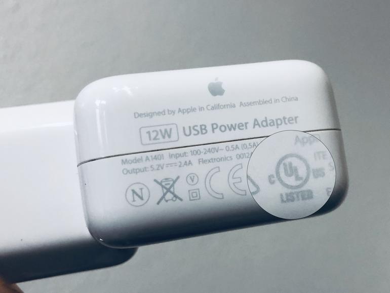 Siegel auf dem Netzteil fehlen bei gefälschten Produkten oft