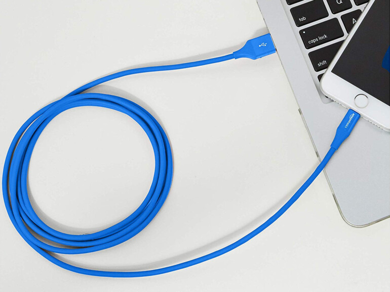 Blaues USB-auf-Lightning-Kabel von AmazonBasics