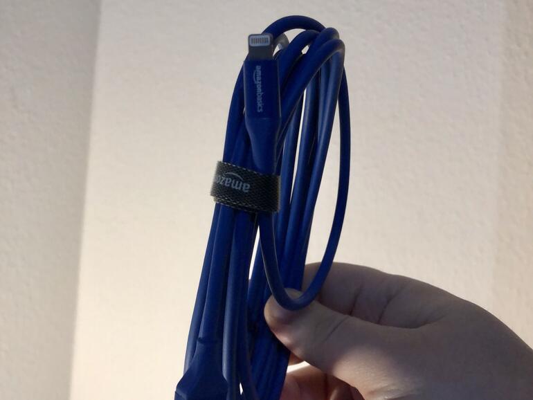 Blaues USB-auf-Lightning-Kabel von AmazonBasics mit drei Metern Länge und Klettverschlussschlaufe