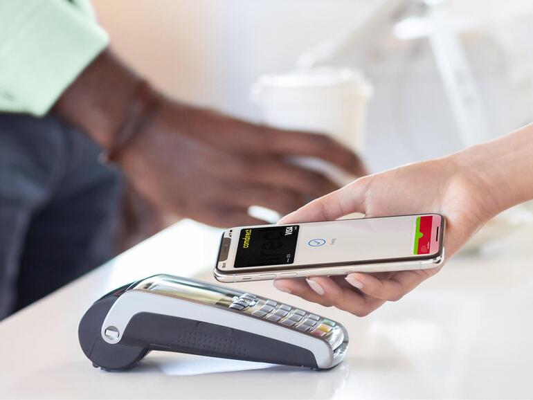 Das kontaktlose Bezahlen per Apple Pay funktioniert ebenso einfach wie mit einer Karte.