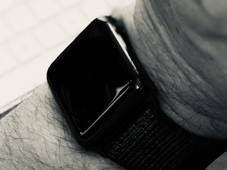 Wenn Sie das Handgelenk überdehnen kann die Krone an der Apple Watch auch schon mal auslösen