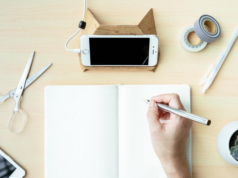 Fix gefalteter iPhone- und Laptop-Ständer: Fodi.