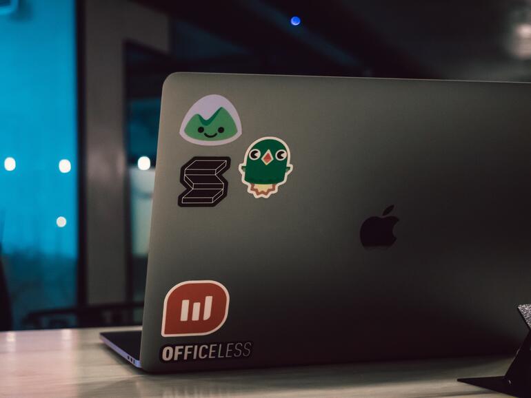 MacBook Pro mit Aufklebern