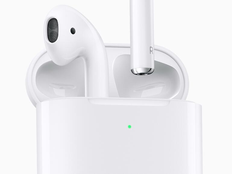 Auf den ersten Blick hin unverändert. So werden die neuen AirPods von Apple selbst auch lediglich als AirPods der 2. Generation betitelt, nicht als „AirPods 2“.