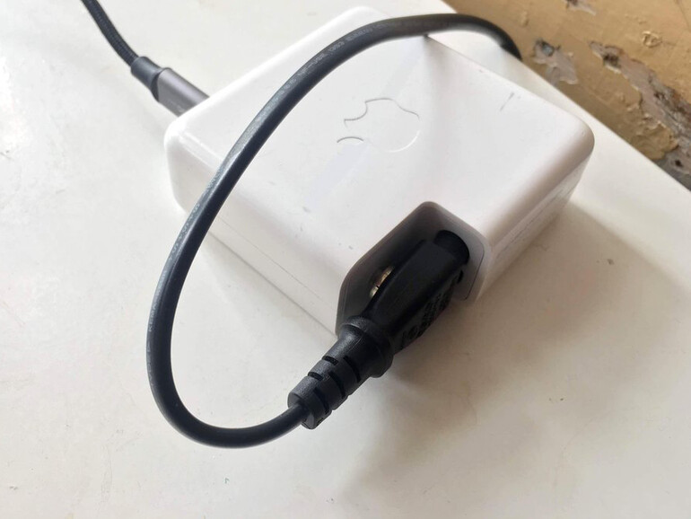 MacBook-Netzteil mit angestecktem 2-Pol-Euro-Netzkabel