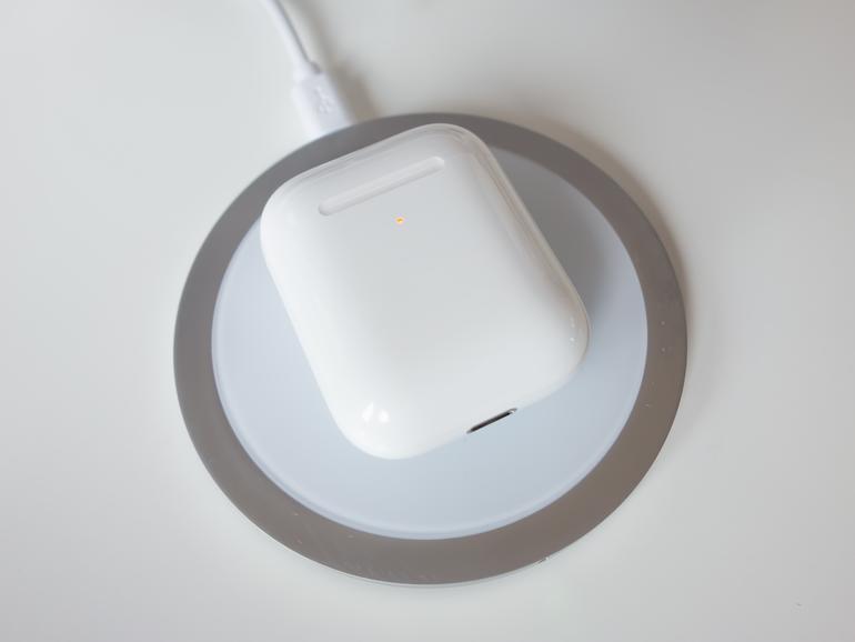 Die AirPods lassen sich kabellos laden – die Entwicklung der auf der Umverpackung als kompatibel genannten AirPower-Ladematte hat Apple aber inzwischen eingestellt.