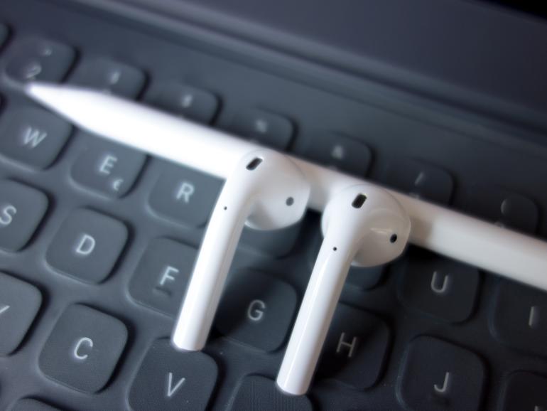 Zwillinge: Links ein AirPod der 2. Generation, rechts ein AirPod der 1. Generation.