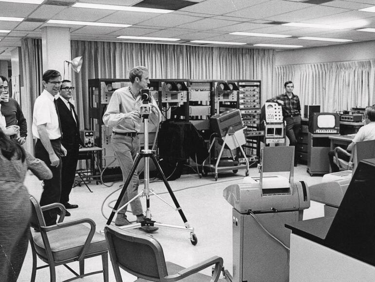 Ein Kamerateam unterstützte Engelbarts Präsentation vor Ort. Der eigentliche Computer stand 50 Kilometer von San Francisco entfernt.