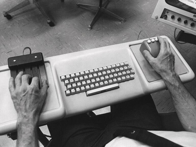 Rechts ist eine frühe Version der Dreitastenmaus zu sehen, die Engelbart entwickelte und die Apple später adaptierte und vereinfachte.