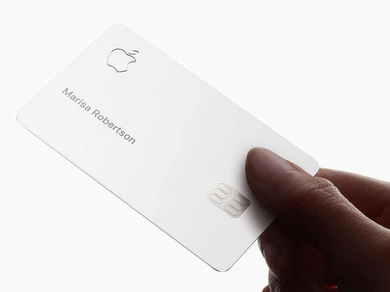 Das Apfellogo wird so graviert, dass es gegen das Licht schimmert