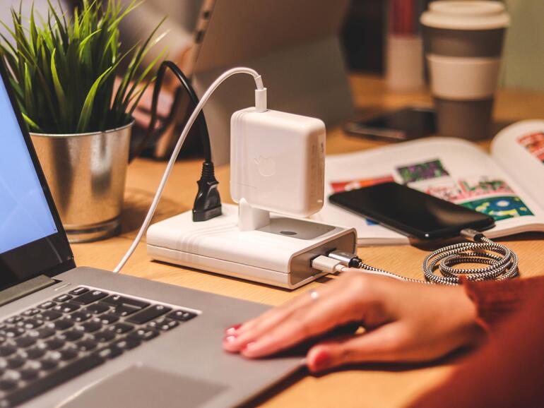 Egg Traveler: Powerbank sowie USB- und Qi-Lader.