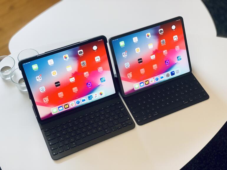 Die Apple-Hülle ist fast schon zierlich, bietet dafür aber auch weniger Schutz (l. iPad Pro mit Logitech Slim Folio Pro, r. mit Apple Smart Keyboard Folio).