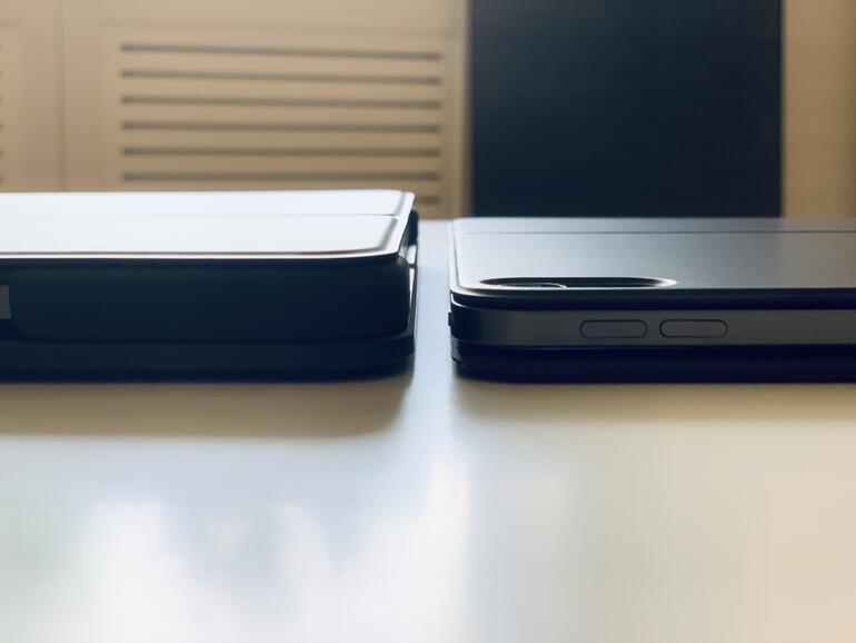 Ganz schön dick: Zugeklappt ist die Logitech-Tastaturhülle dicker als ein MacBook Pro (l. iPad Pro mit Logitech Slim Folio Pro, r. mit Apple Smart Keyboard Folio).