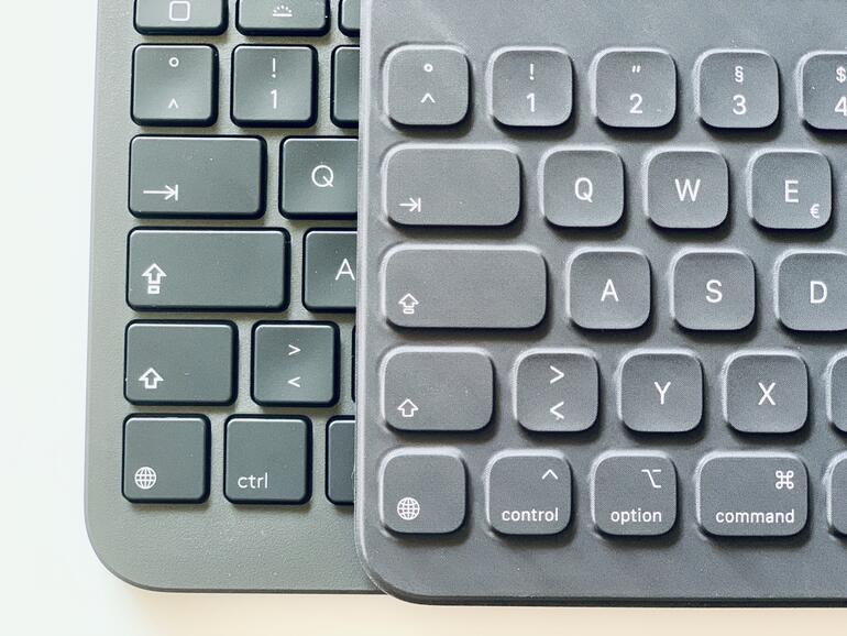 Geschmacksache: Plastik versus Stoffbezug. (l. iPad Pro mit Logitech Slim Folio Pro, r. mit Apple Smart Keyboard Folio).