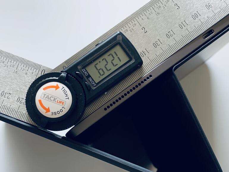 Das Apple Smart Keyboard Folio lässt sich in zwei Winkeln fixieren, das Logitech-Gegenstück aber nur in einem.