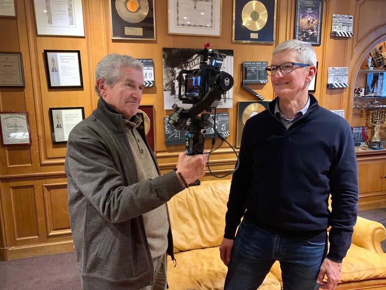 Filmlegende Claude Lelouch und Apple-CEO Tim Cook begutachten Lelouchs Ausrüstung