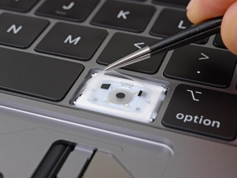 Schützendes Silikon sollte die flachen Tasten-Mechanik der 2018er-MacBook Pro  schützen.
