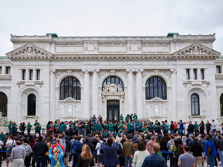 Besucher bei der Neueröffnung von Apple Carnegie Library