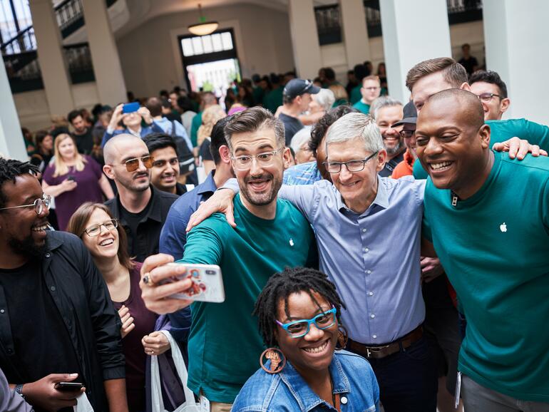 Tim Cook bei der Neueröffnung von Apple Carnegie Library