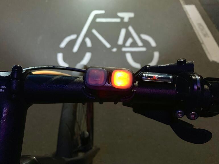 Bedient wird der Blinker über eine Steuereinheit am Lenker