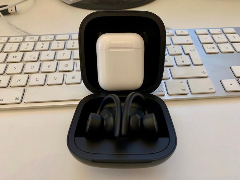 Das Lade-Case der Powerbeats Pro ist irritierend groß.