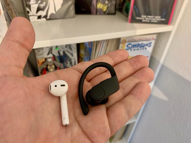 Im direkten Vergleich haben die Powerbeats Pro die Nase deutlich vor Apples AirPods.