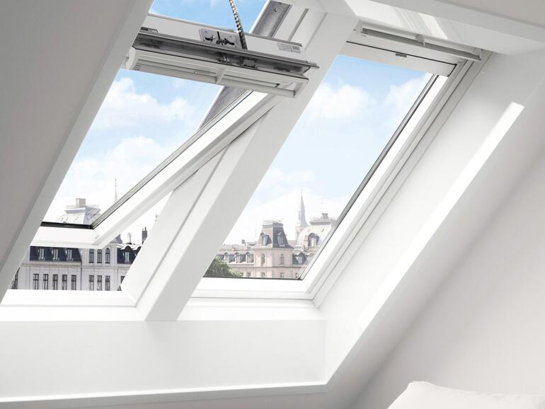 Die ersten smarten Dachfenster gibt es bereits. Wer nicht gleich seine Fenster tauschen möchte, kann erst einmal mit smarten Rollos anfangen.