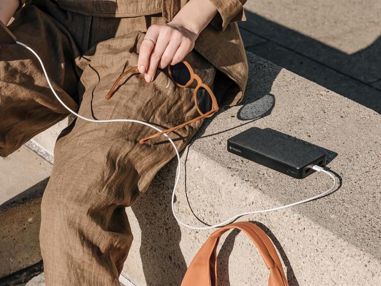 USB-C und zwei USB-A am Mophie Powerstation XL und Powerstation XXL laden mehrere Geräte gleichzeitig.