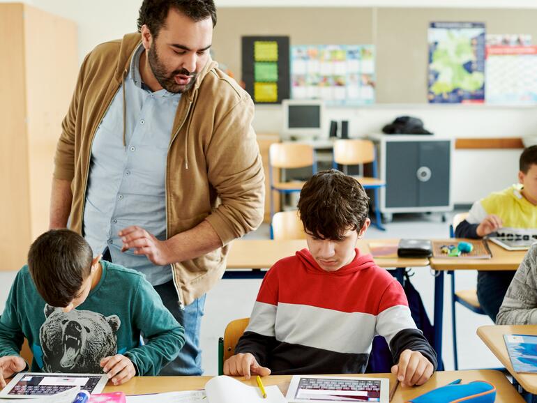 Lehrer Sinaan El Haq Hadjeri sagt, dass das iPad die Art und Weise, wie seine Schüler lernen und sich an ihre neue Umgebung anpassen, verändert hat.