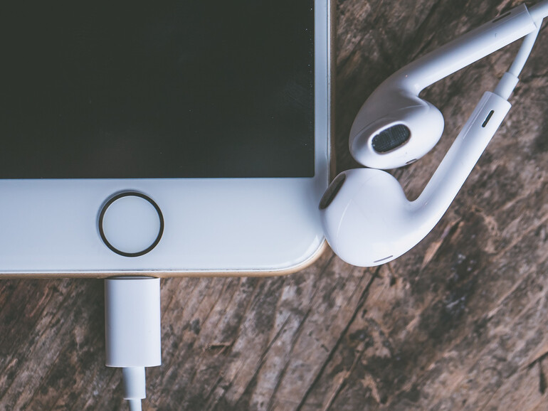 Musikwiedergabe vom iPhone am Mac an derselben Stelle fortsetzen funktioniert dank einer simplen Einstellung