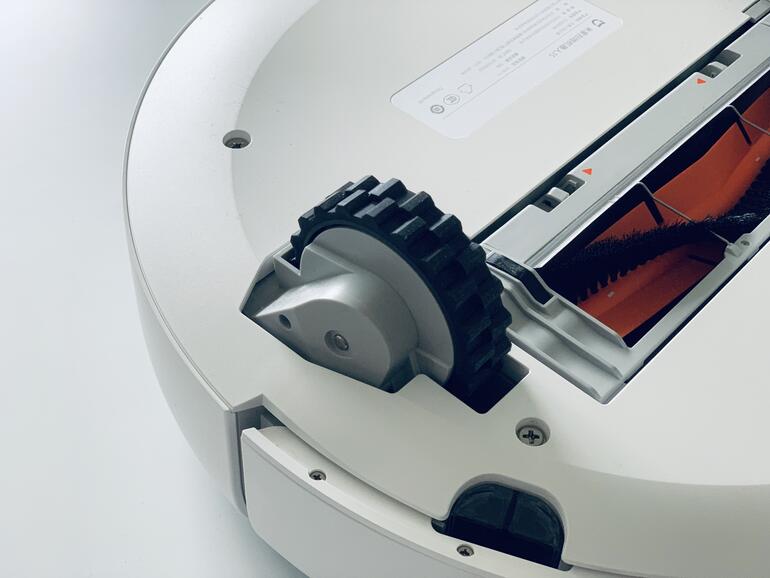 Dank großer Räder überwindet der Mi Robot 1S auch höhere Türschwellen, der Roborock S50 aber klettert ein klein wenig besser.