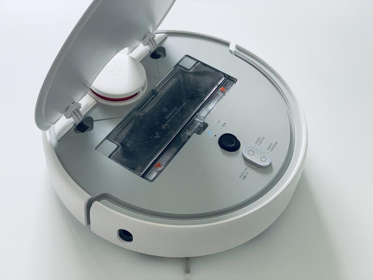 Der Auffangbehälter lässt sich leicht entnehmen, Verbrauchsmaterialien, etwa der Filter, sind im Internet günstig zu haben.