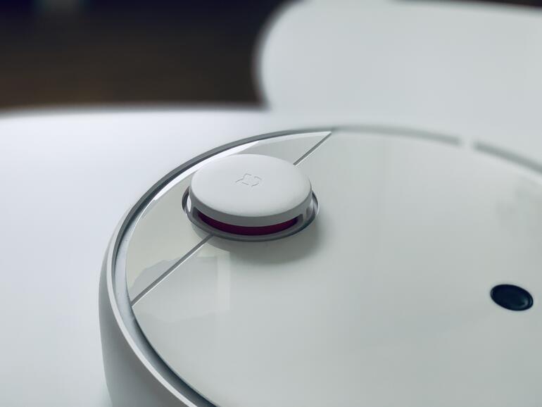 Dank entsprechender Sensorik, findet sich der Kleine gut zurecht und findet Durchgänge und Türen zielgerichtet.