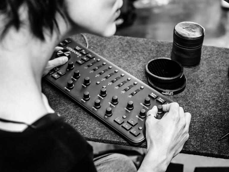 40 Knöpfe, 14 Drehregler, 8 Jogdials – die meisten Schalter und Buttons des Loupedeck+ lassen sich programmieren. Der Praxis-Test verrät, wie gut das klappt.