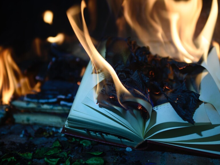 Ganz so schlimm wie eine Bücherverbrennung ist die Abschaltung der DRM-Server nicht.