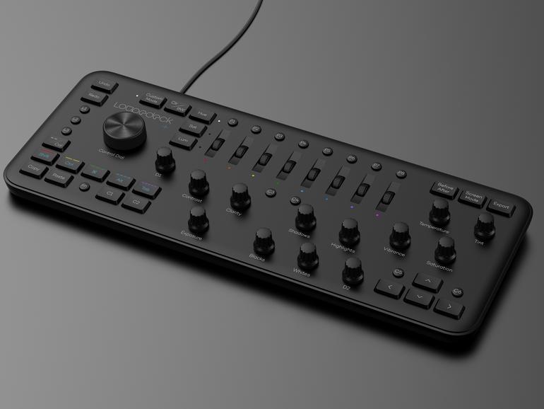 Sie verbinden das Loupedeck+ per USB-A-Kabel mit dem Rechner – leider eine Strippe mehr auf dem Tisch ...