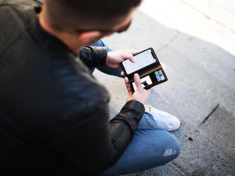 Das Wallet ist Portemonnaie und schützendes Case in einem.