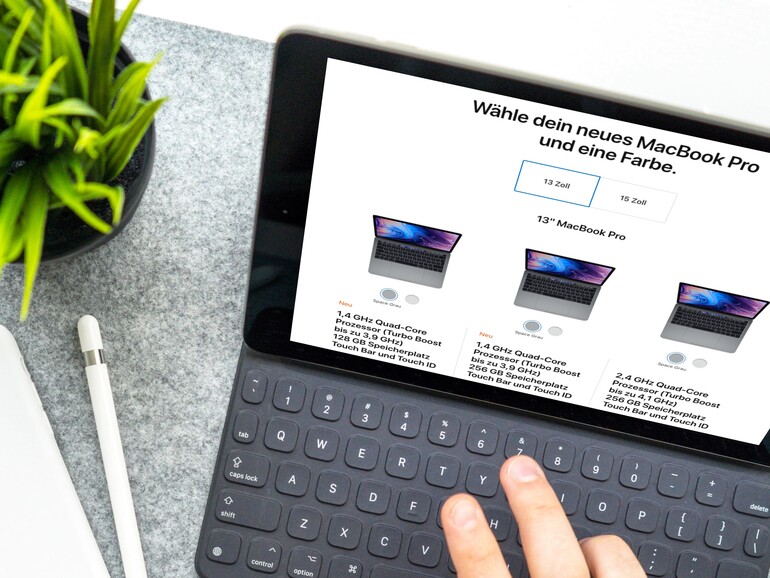 Die neue MacBook-Modelle sind online bei Apple direkt bereits verfügbar. In den hauseigenen Stores und bei ausgewählten Partnern sollen die neuen Apple ab Ende der Woche verfügbar sein.