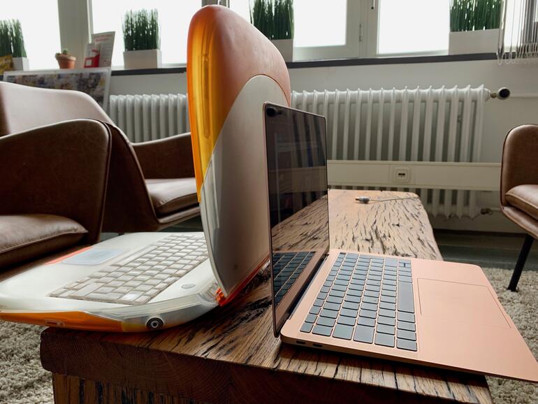 Wie die Zeit vergeht. Das iBook feiert gerade seinen 20. Geburtstag. Wir haben noch eins in der Redaktion stehen, würden aber das aktuelle MacBook Air deutlich bevorzugen.