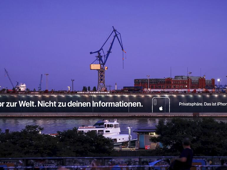 Im Hamburger Hafen ist das wohl eindrucksvollste Plakat zu sehen