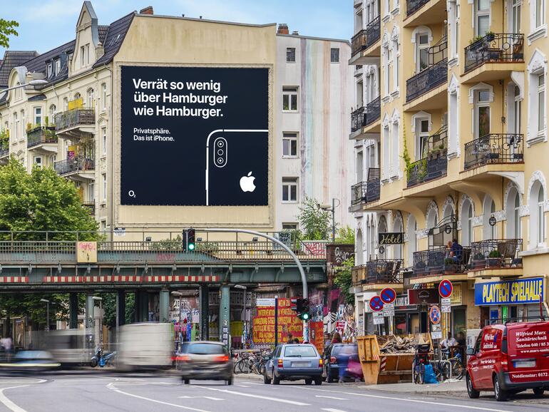 In der Hamburger Schanzenstraße macht man auf die typische Art der Stadtbewohner aufmerksam, die sich auf das iPhone übertragen lässt