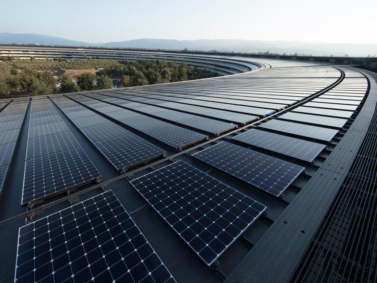 Das neue Apple-Hauptquartier in Cupertino wird zu 100 Prozent mit erneuerbarer Energie versorgt, zum Teil aus einer 17-Megawatt-Solaranlage auf dem Dach.