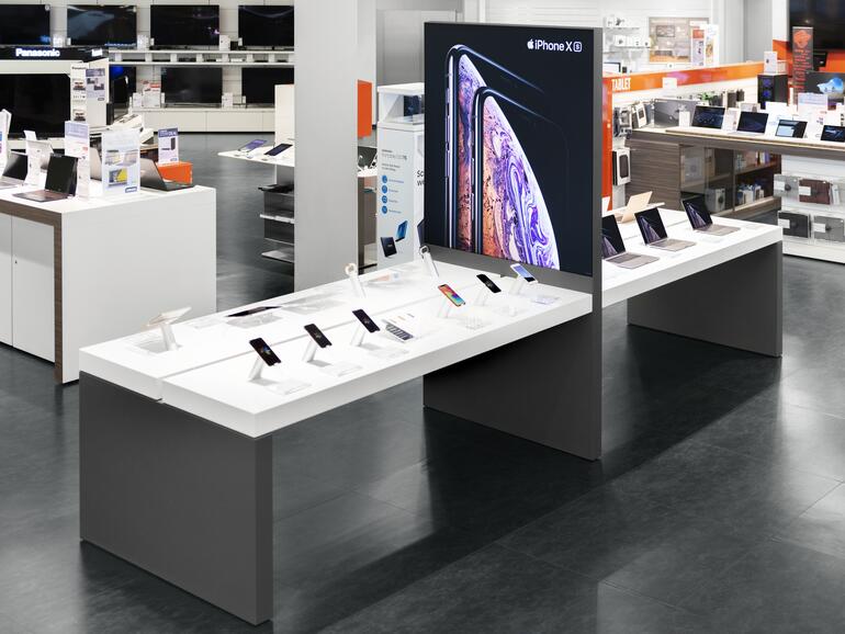 Apple-Produkte wie etwa das iPhone werden in den 14 Cyberport-Filialen nicht nur ansprechend präsentiert, sondern lassen sich auch direkt ausprobieren.