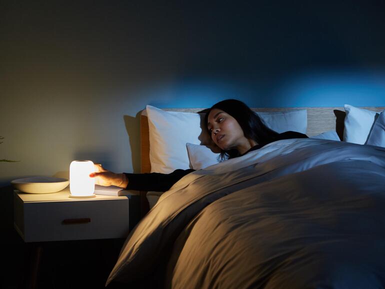 Der integrierte Akku der smarten Nachttischlampe wird per mitgelieferter Ladematte geladen.